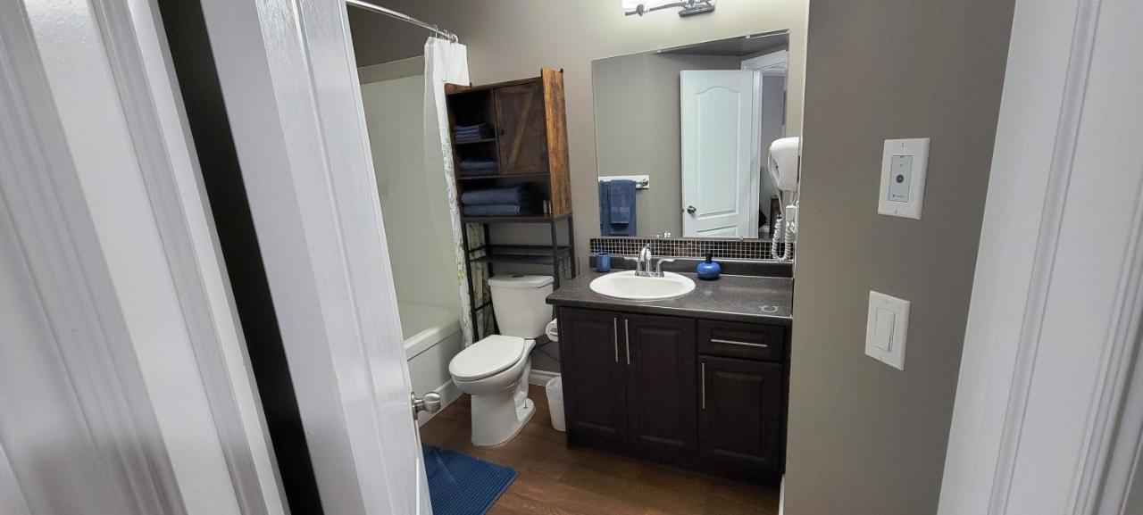 Blue Wave 2 Bedroom Suite Саскатун Экстерьер фото